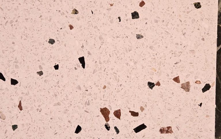 Heller Terrazzo mit einzeln eingestreutem Korn